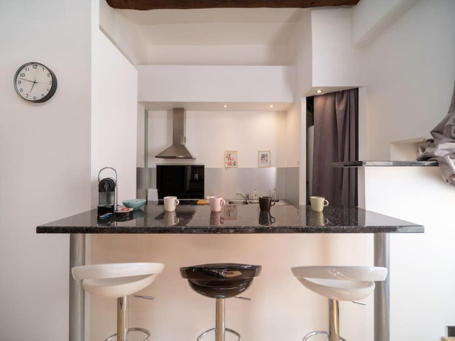 Appartement Tout Equipe 4 Couchages Avec Terrasse Et Parking Venelles Exterior foto